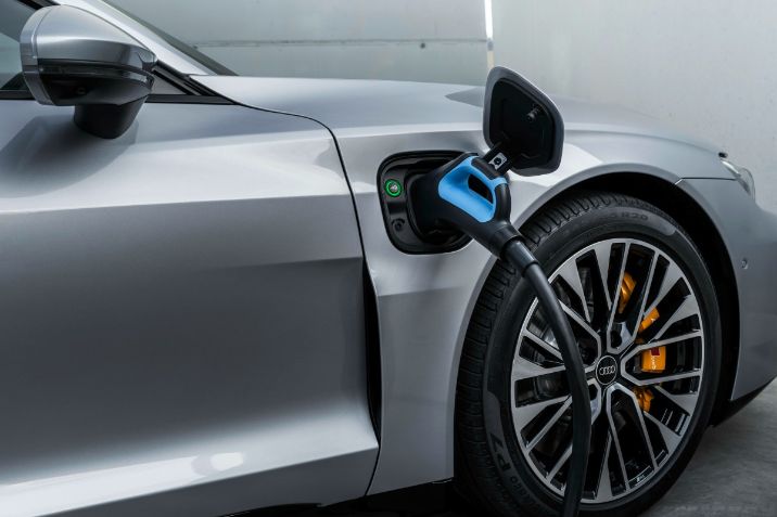 Elektromos Audi beszerzés támogatással vállalkozásoknak RRF-REP-10.10.1-24 pályázat